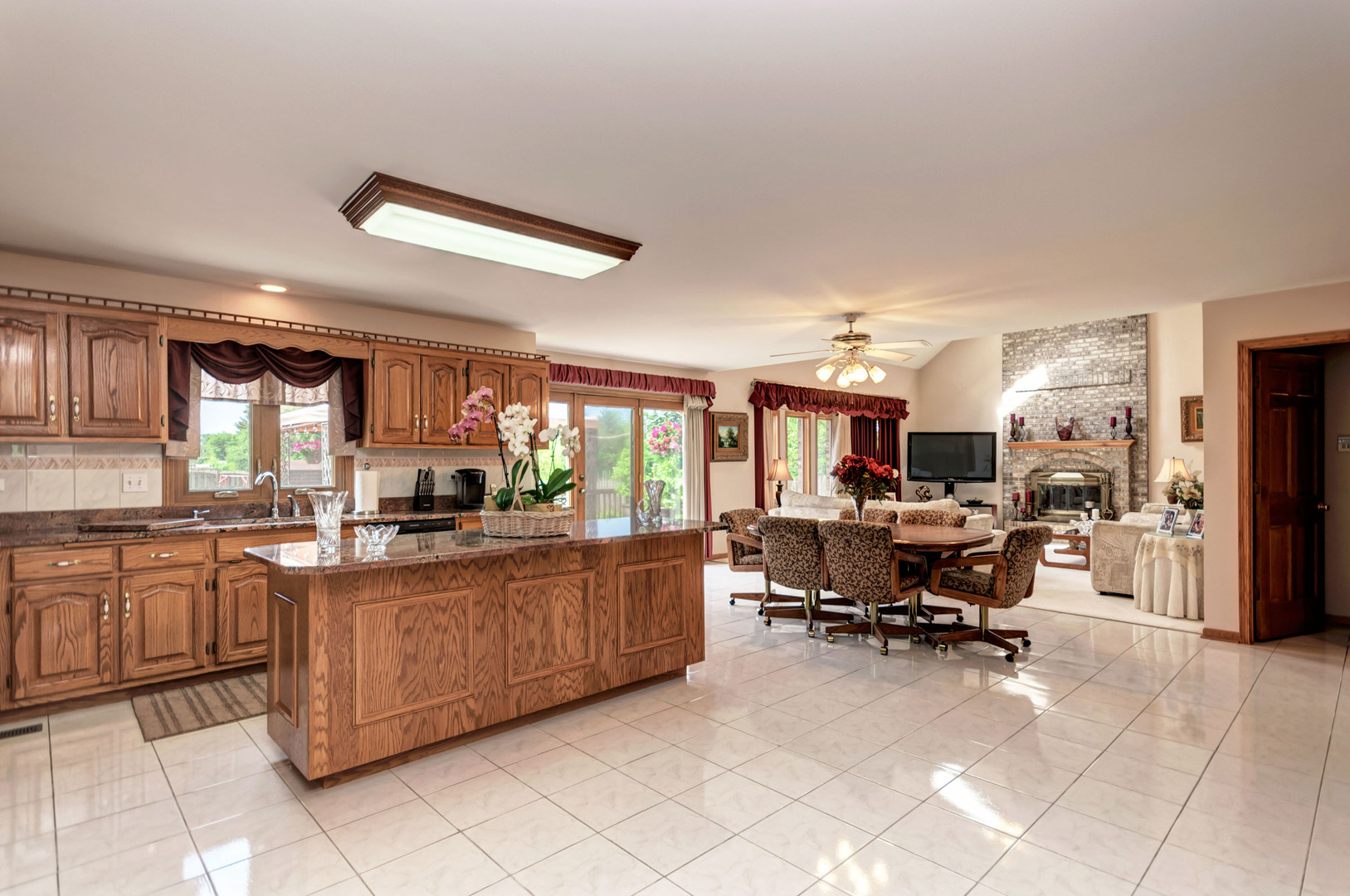 1207 Surrey Road Addison, IL 60101 - Photo 6 of 36