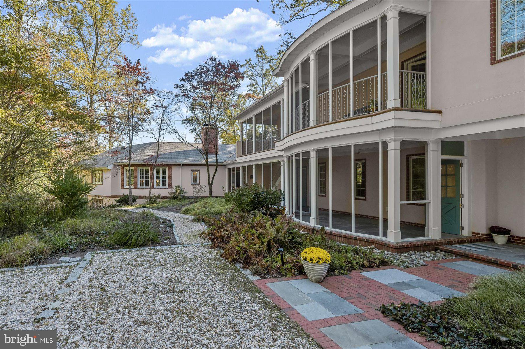 Inviting Cottage with Two Level Piazza
