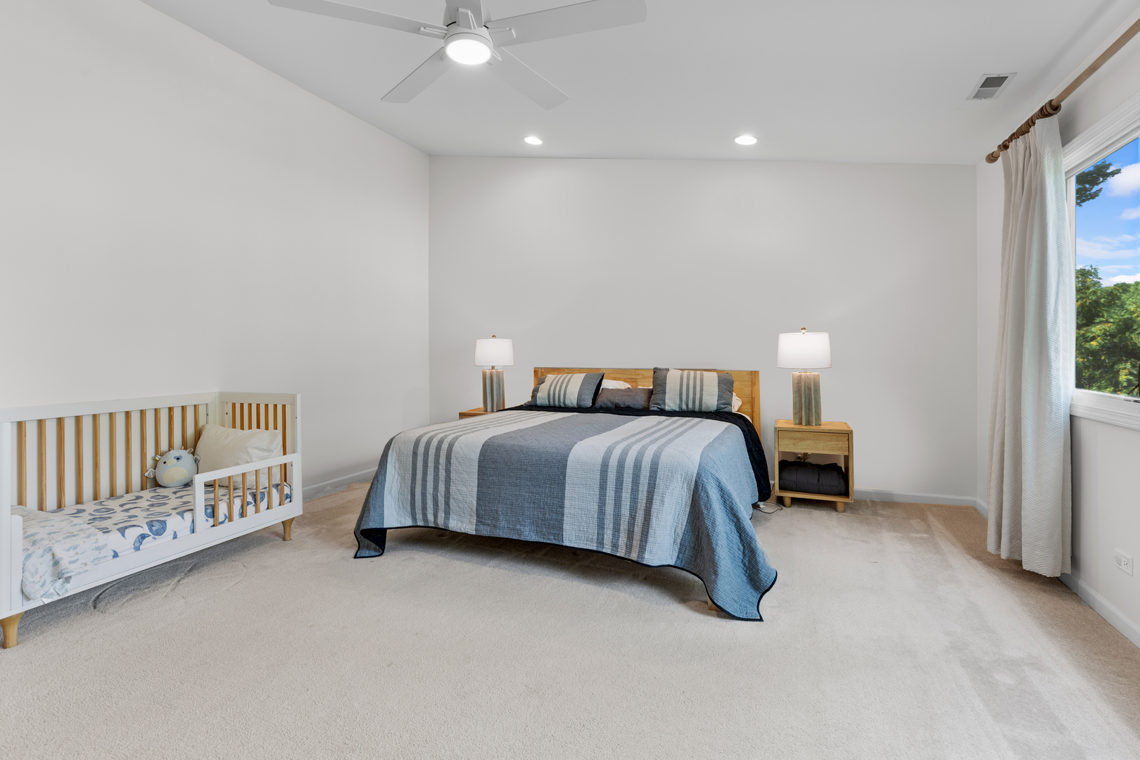 40 Williamsburg Road Evanston, IL 60203 - Photo 24 of 39 a bedroom with a bed and a window