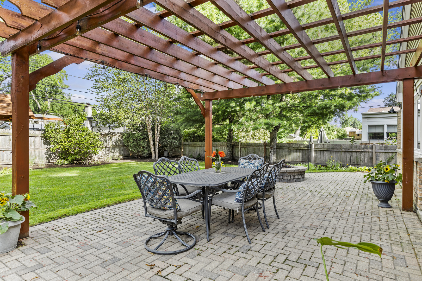40 Williamsburg Road Evanston, IL 60203 - Photo 4 of 39 a view of a patio with a table chairs and a backyard