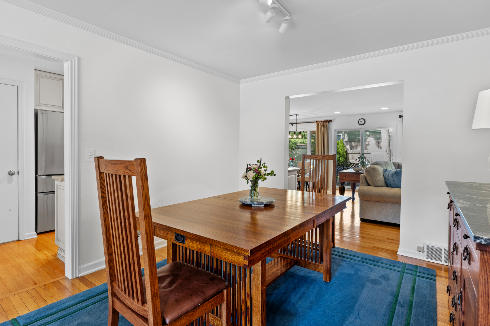 40 Williamsburg Road Evanston, IL 60203 - Photo 10 of 39 a dining room with furniture and wooden floor