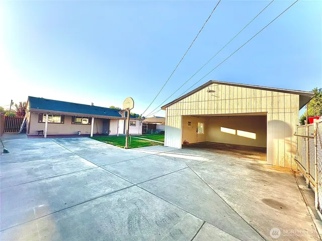 a view of a house with a yard