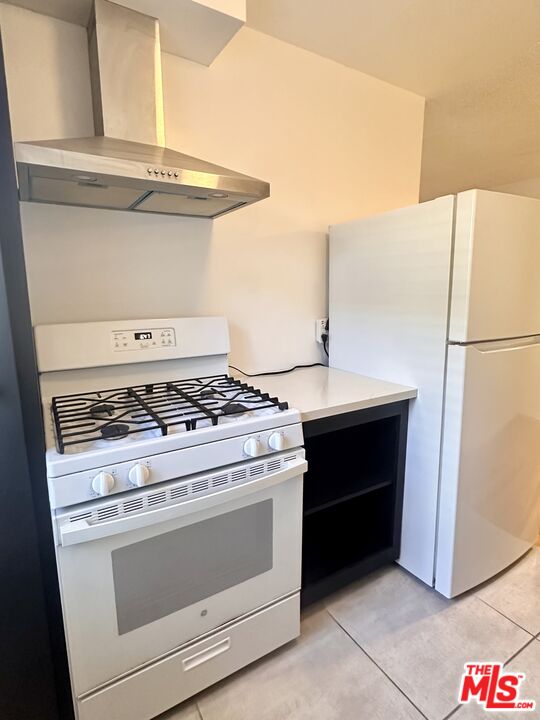 1420 17th Street, Unit 3 Santa Monica, CA 90404 - Photo 10 of 14 a stove top oven sitting inside of a kitchen