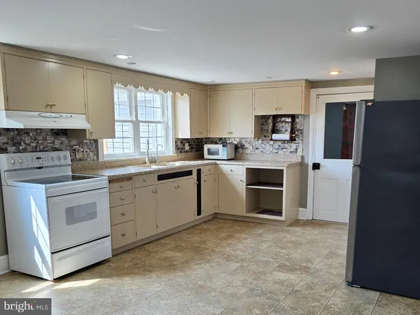 $2,300 | 184 Cochran Street, Cochranville, PA 19330