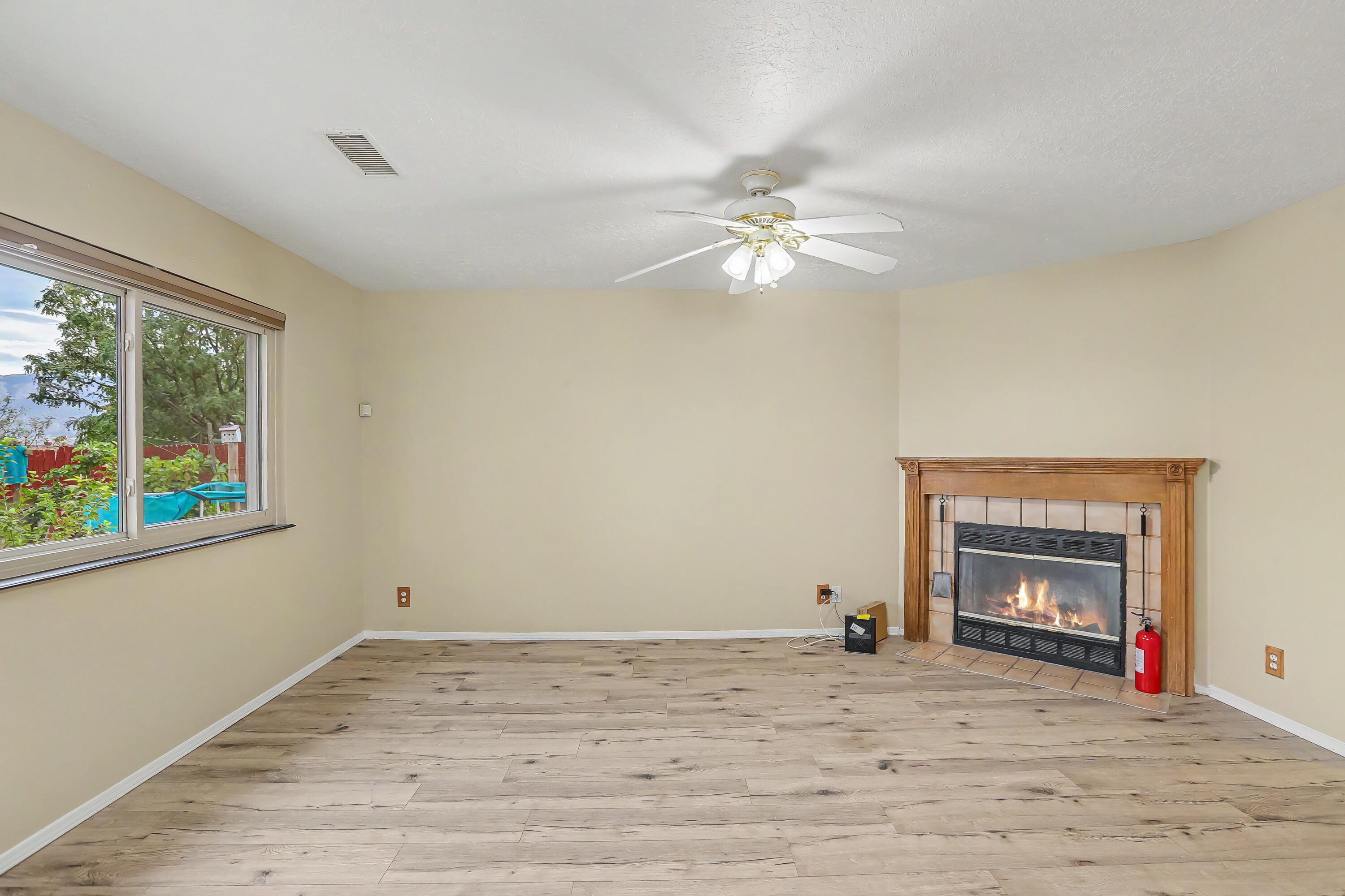 4076 Montreal Loop Northeast Rio Rancho, NM 87144 - Photo 7 of 44 Gallery Image 7