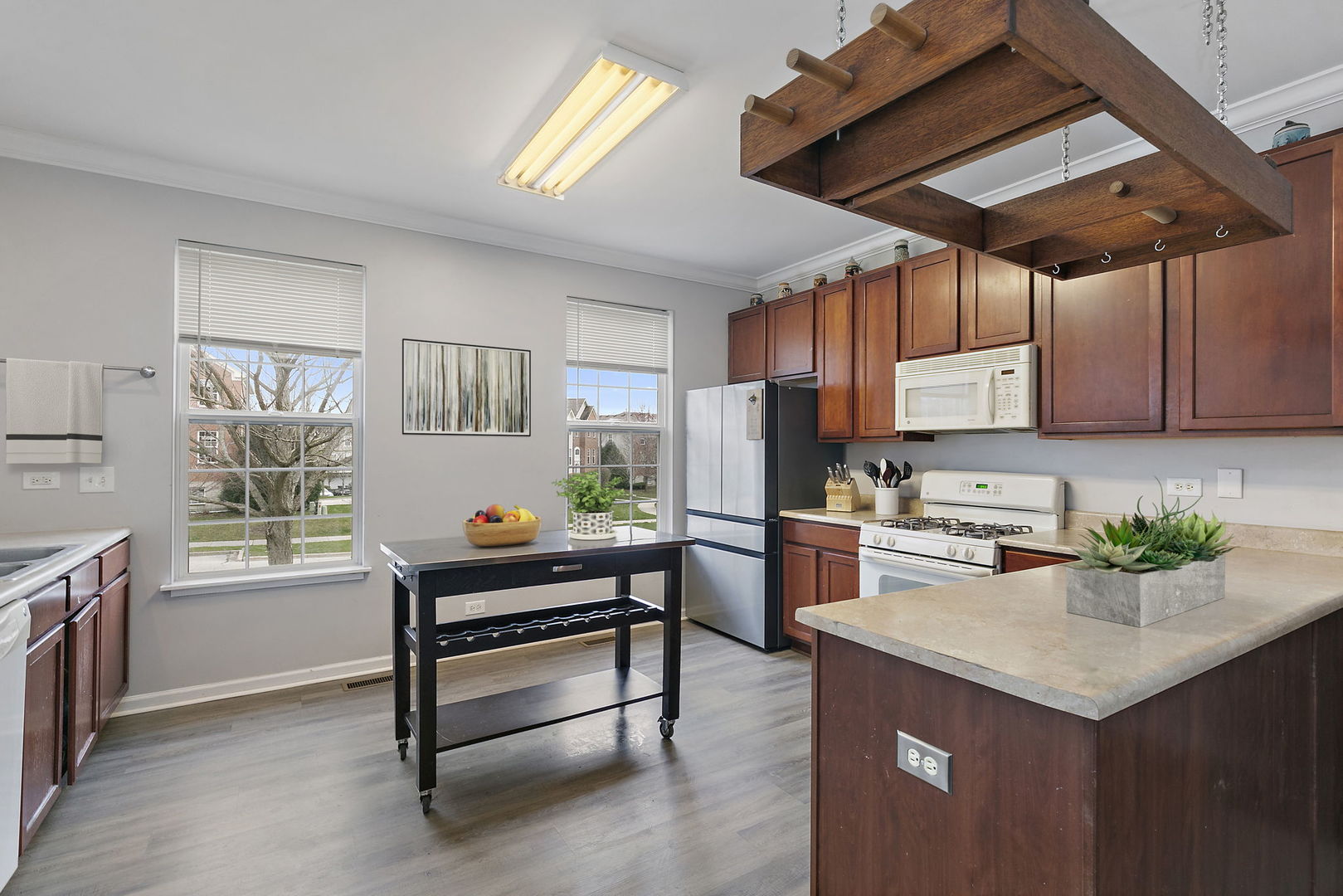 259 Comstock Drive Elgin, IL 60124 - Photo 3 of 15 a kitchen with refrigerator cabinets and a window