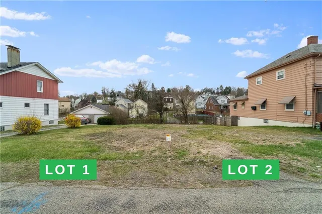a view of a yard with a house