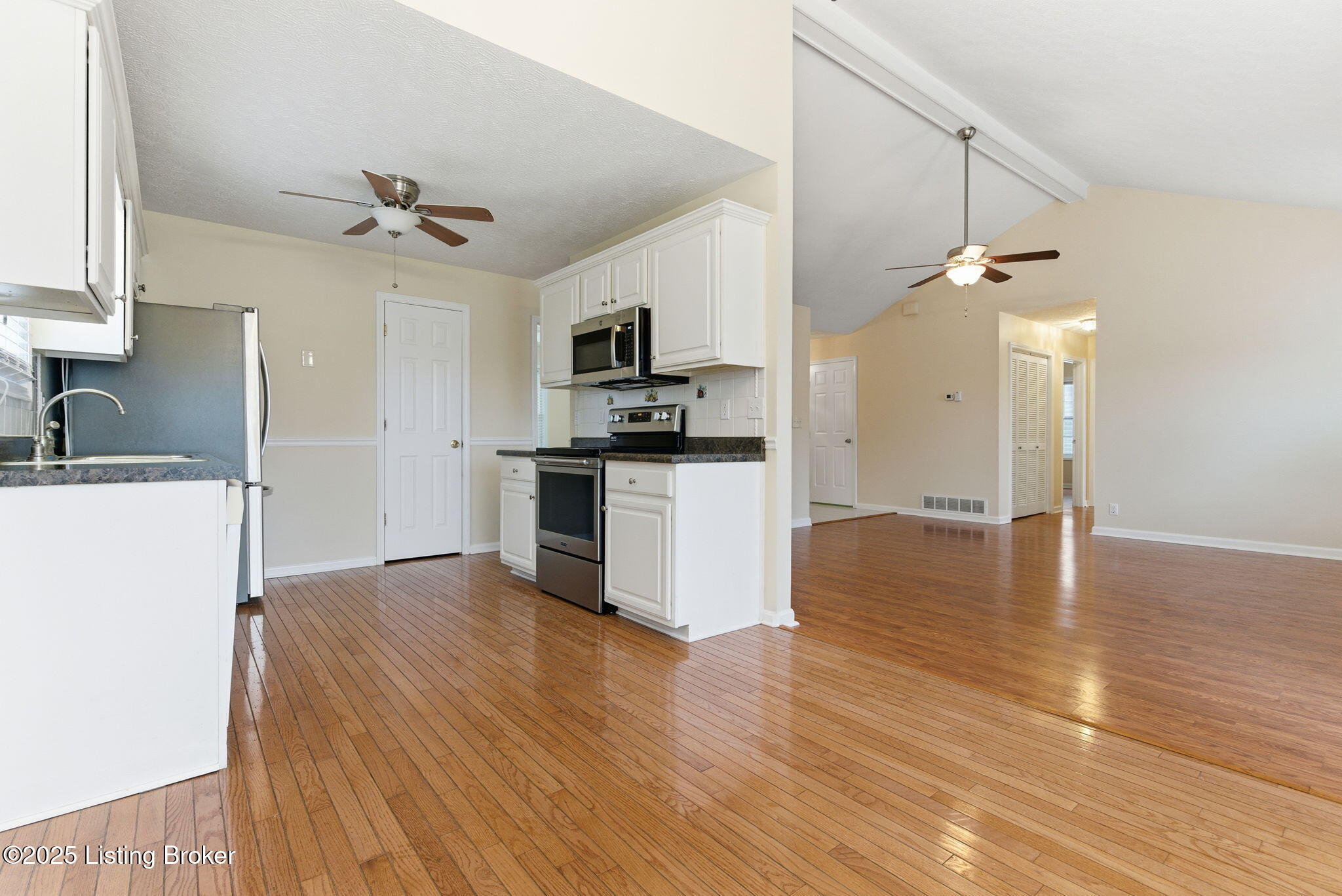 9807 Spring Pointe Court Louisville, KY 40229 - Photo 10 of 35 9807 Spring Pointe Ct-19