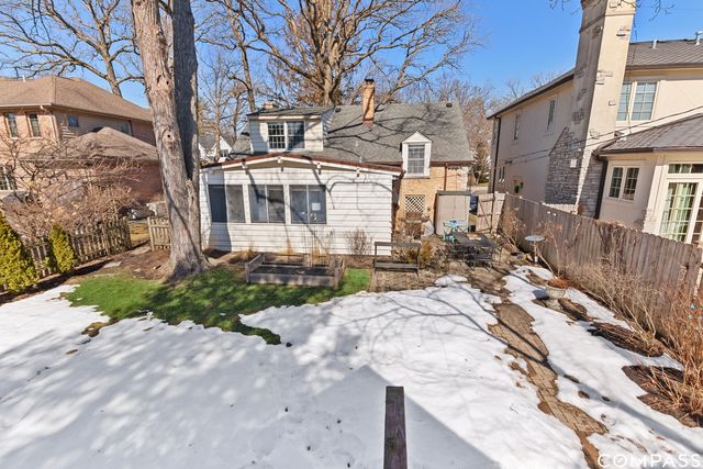 a view of a yard with a house