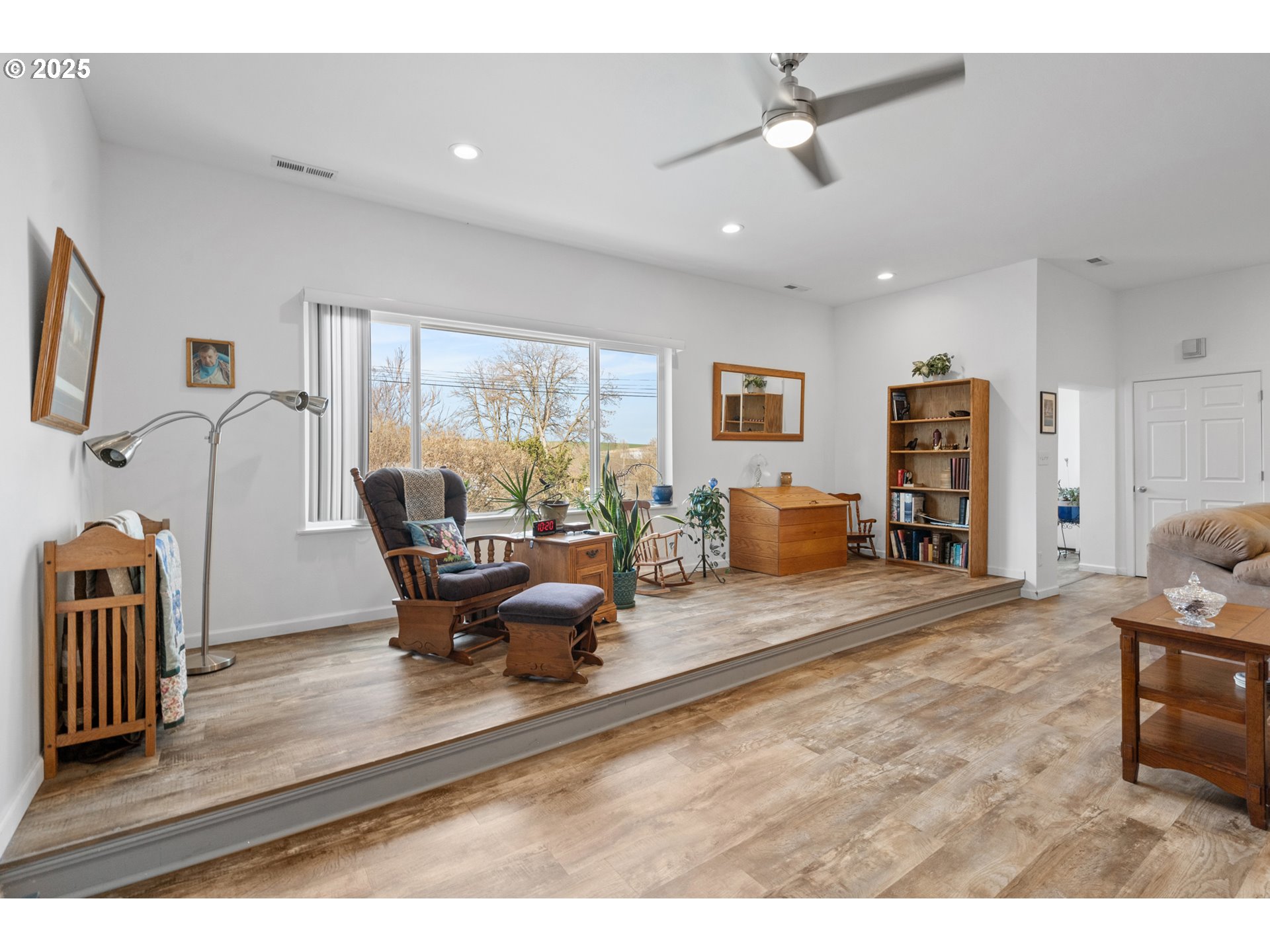 402 East Main Street Weston, OR 97886 - Photo 11 of 36 a living room with furniture and a flat screen tv