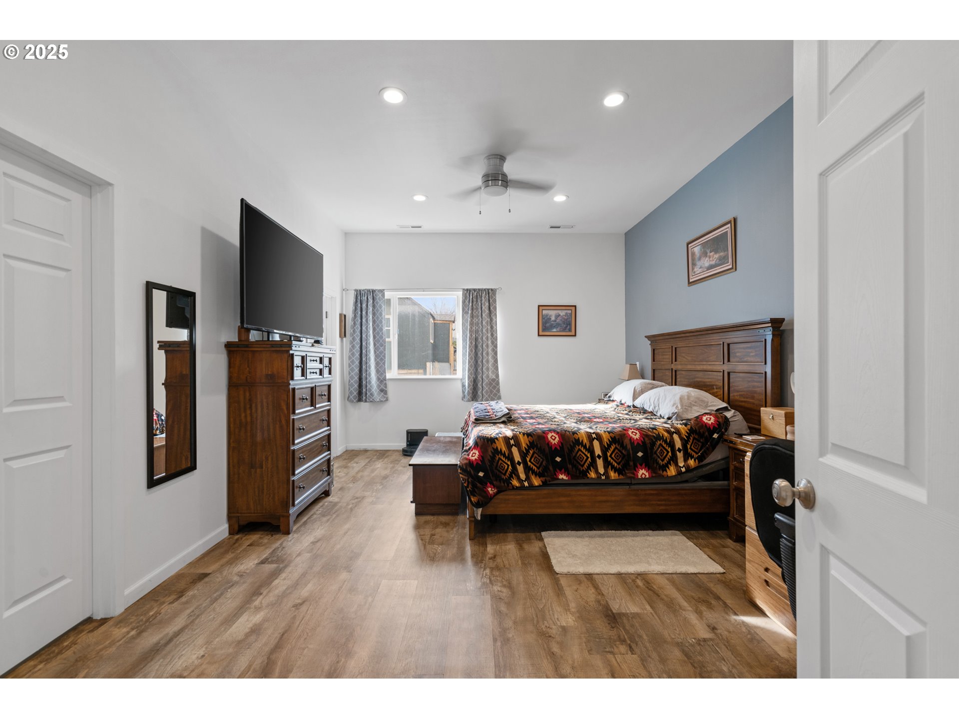 402 East Main Street Weston, OR 97886 - Photo 19 of 36 a bedroom with a large bed and a tv