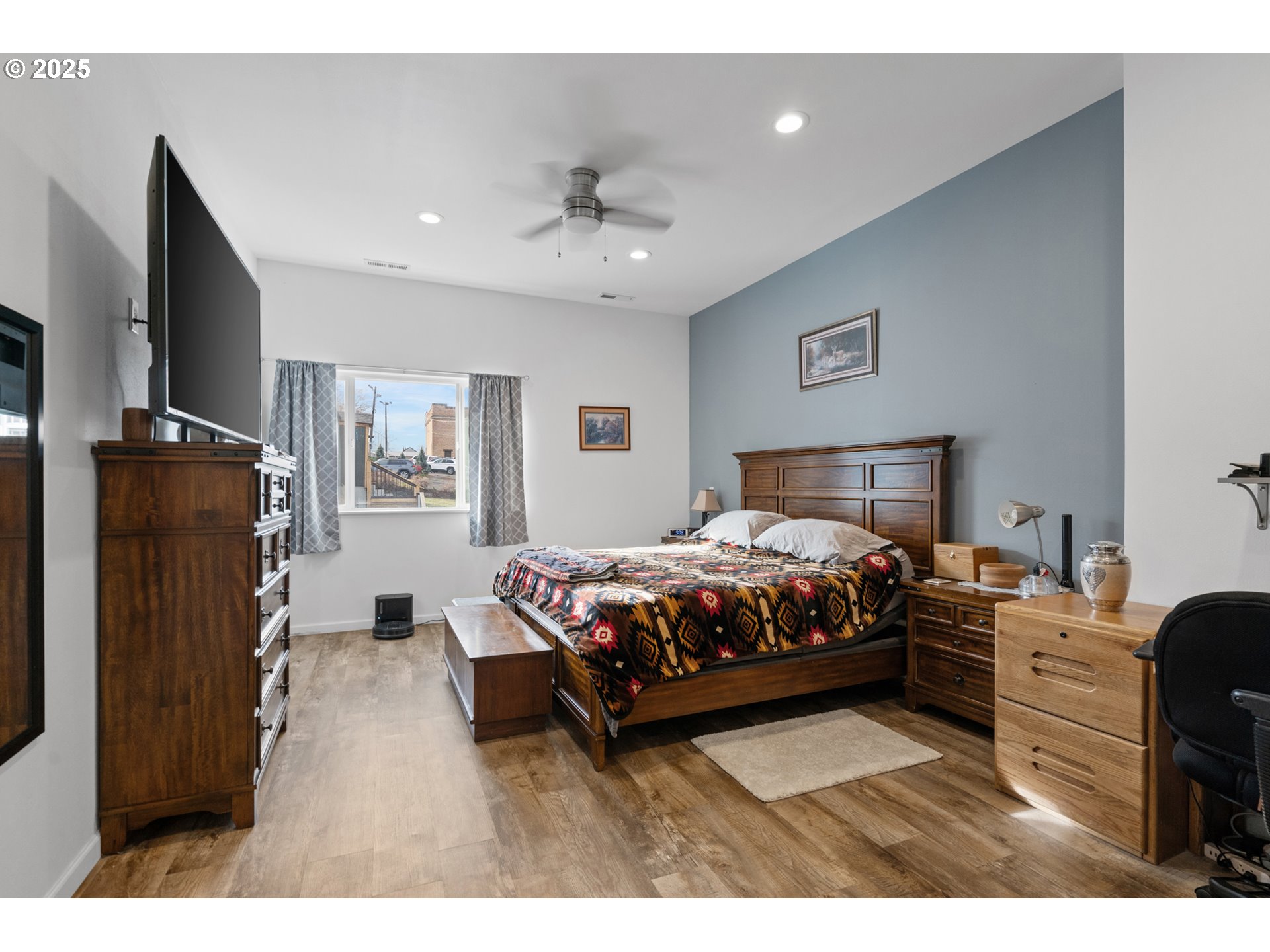 402 East Main Street Weston, OR 97886 - Photo 20 of 36 a bed room with a bed window and a television