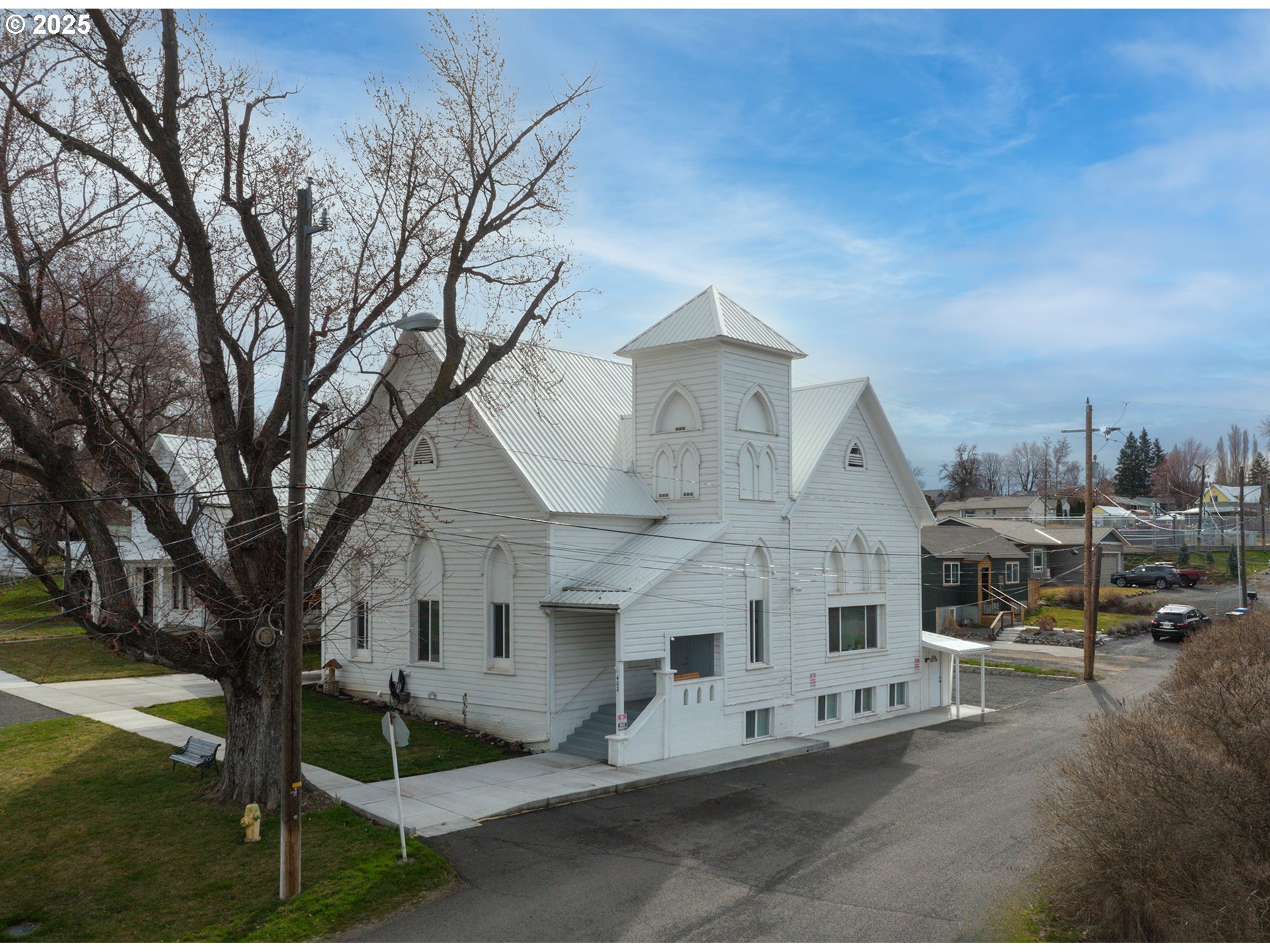 402 East Main Street Weston, OR 97886 - Photo 2 of 36 a view of a house with a yard