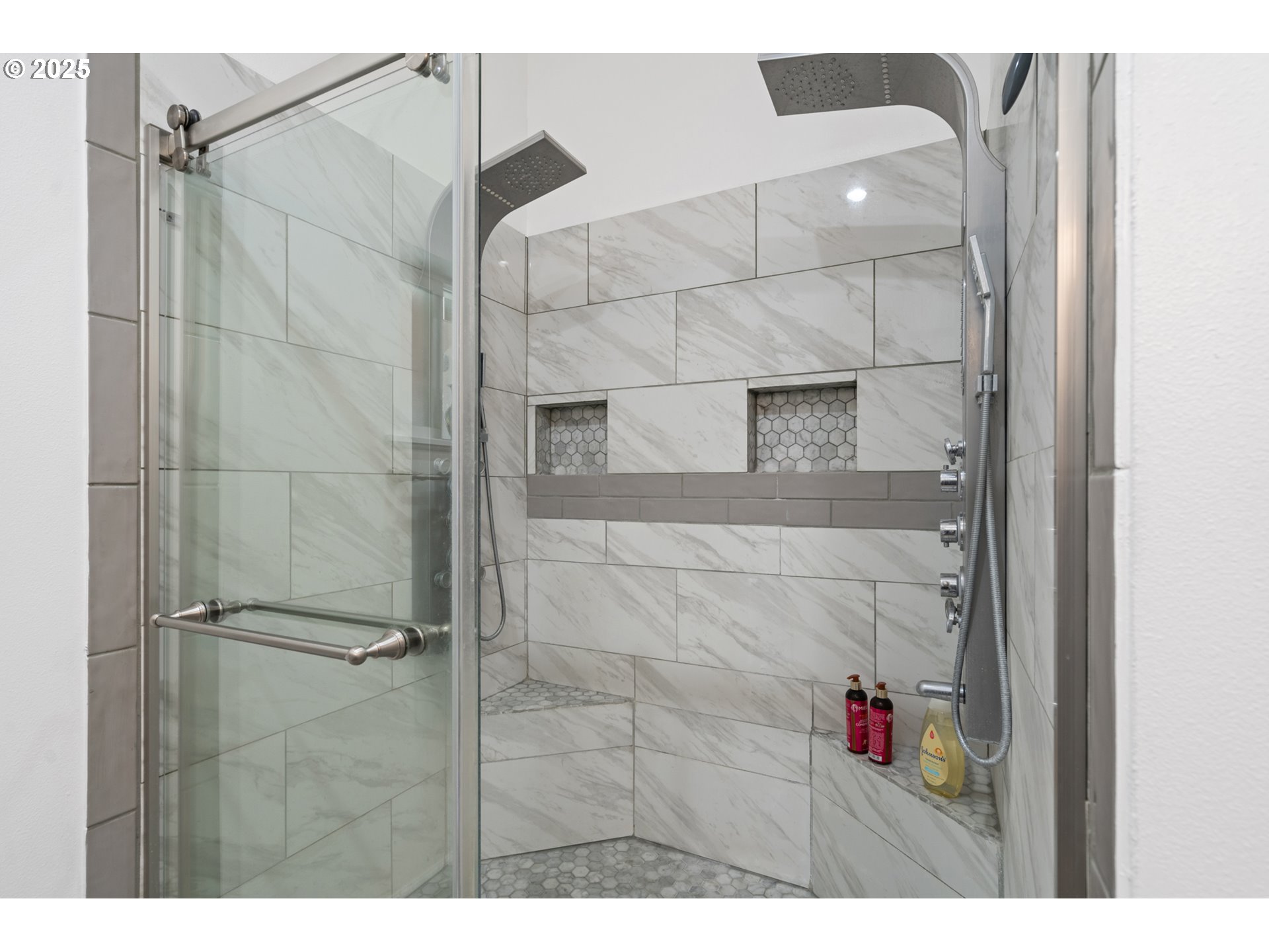 402 East Main Street Weston, OR 97886 - Photo 22 of 36 a bathroom with a shower