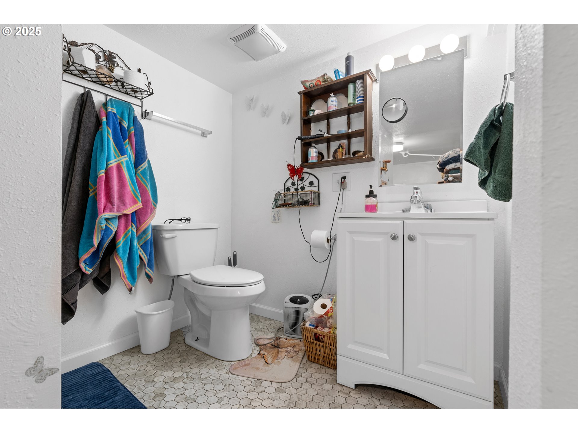 402 East Main Street Weston, OR 97886 - Photo 31 of 36 a bathroom with a sink toilet and shower