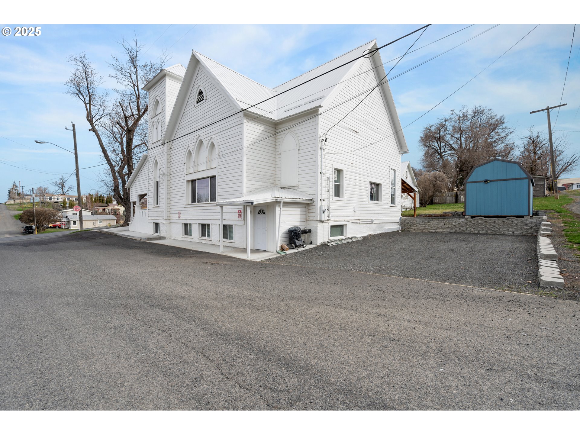 402 East Main Street Weston, OR 97886 - Photo 5 of 36 a view of a white house with a large tree and a yard