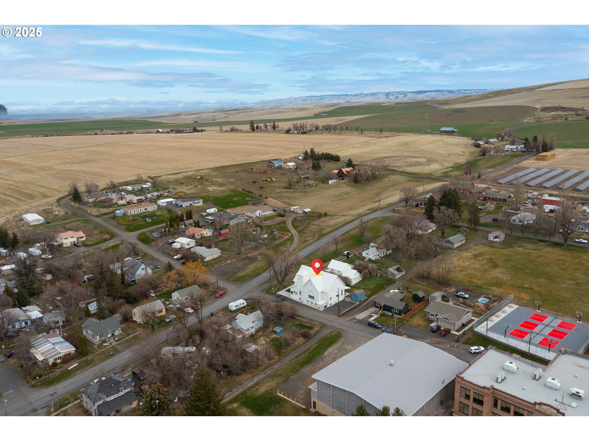 402 East Main Street Weston, OR 97886 - Photo 6 of 36 a view of an ocean and beach