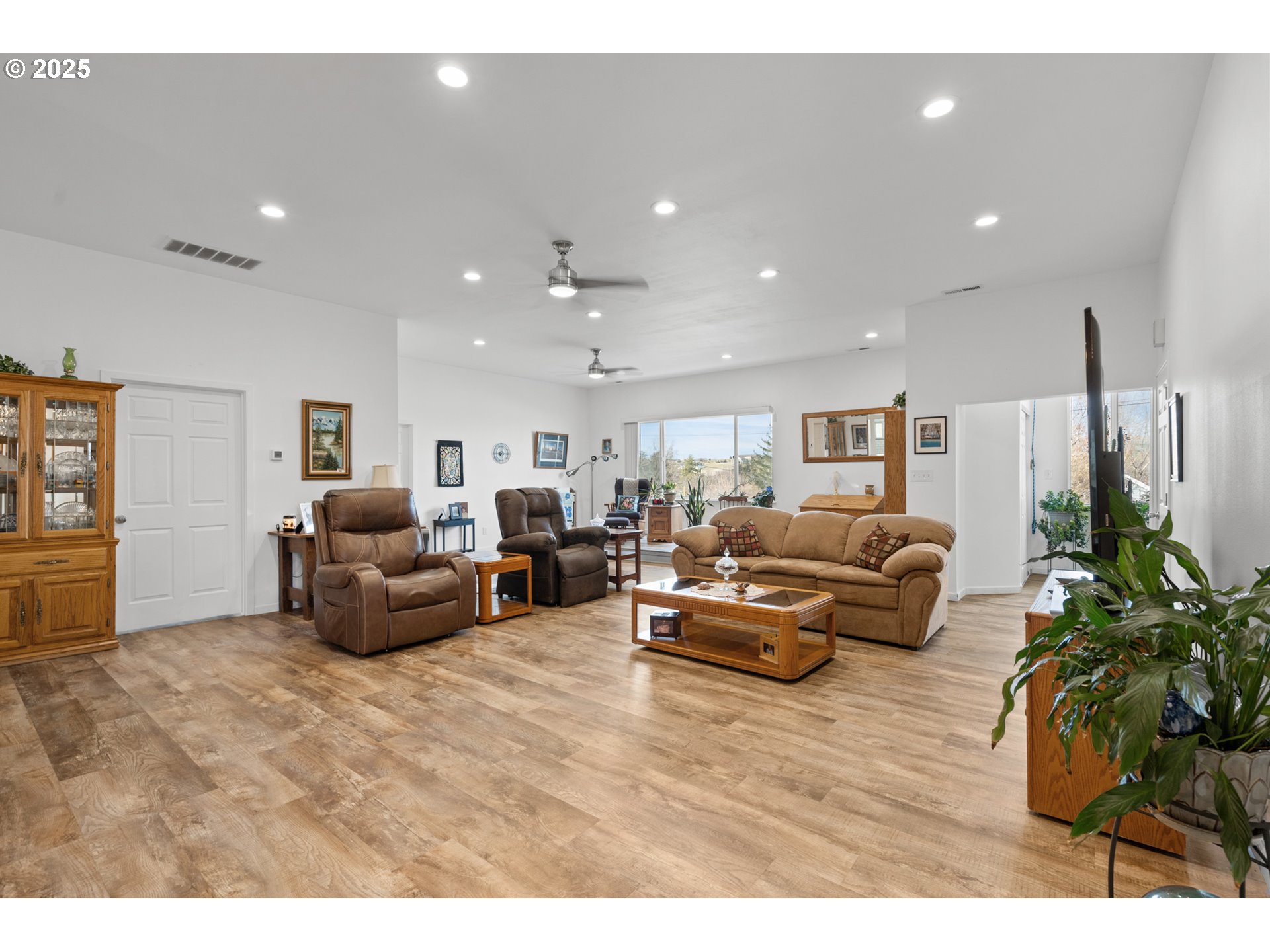 402 East Main Street Weston, OR 97886 - Photo 8 of 36 a living room with furniture