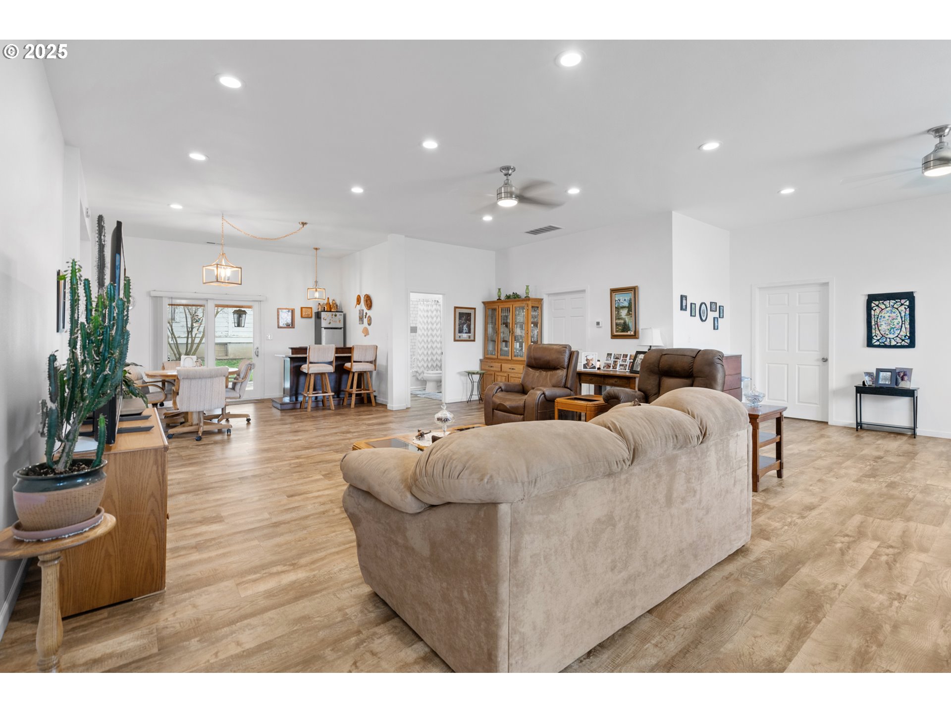 402 East Main Street Weston, OR 97886 - Photo 10 of 36 a living room with furniture and a dining table