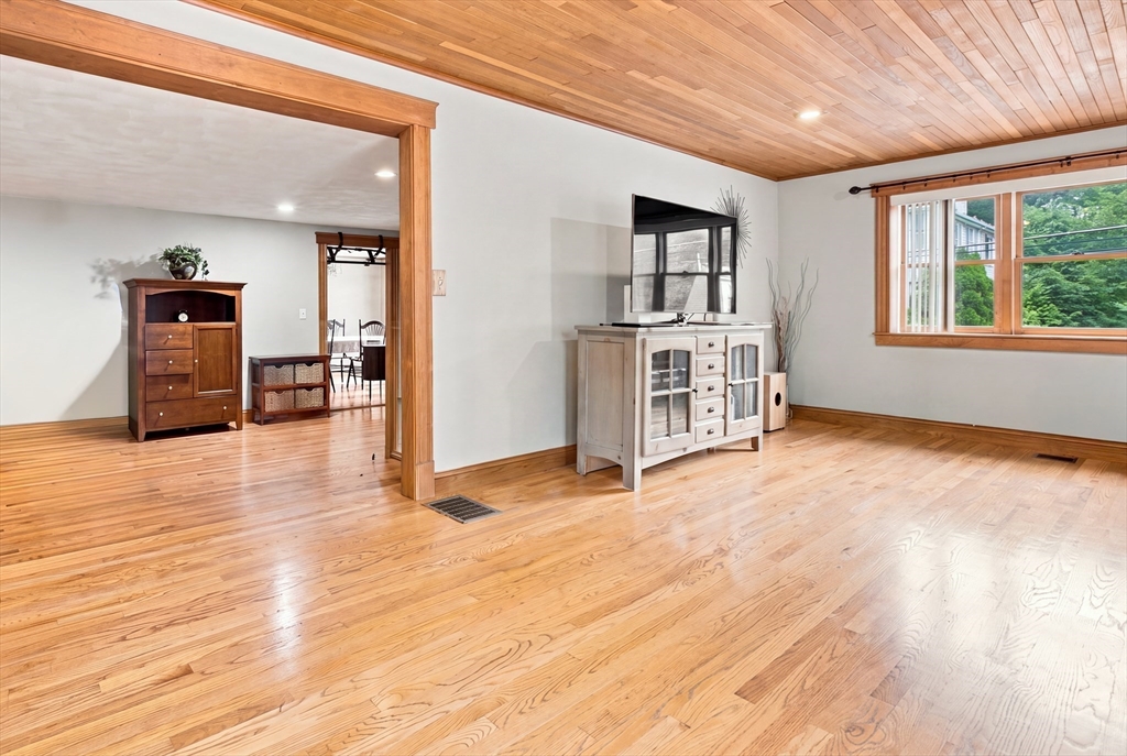 18 Gordon Road North Reading, MA 01864 - Photo 6 of 37 Gallery Image 6