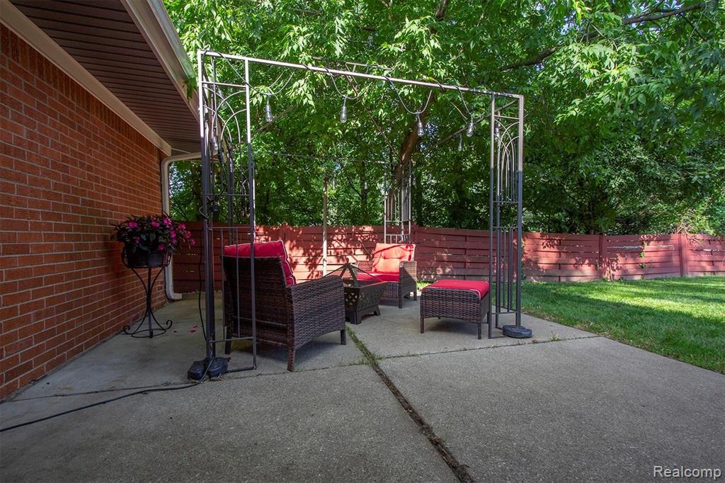 31949 Farmersville Road Farmington Hills, MI 48334 - Photo 25 of 32