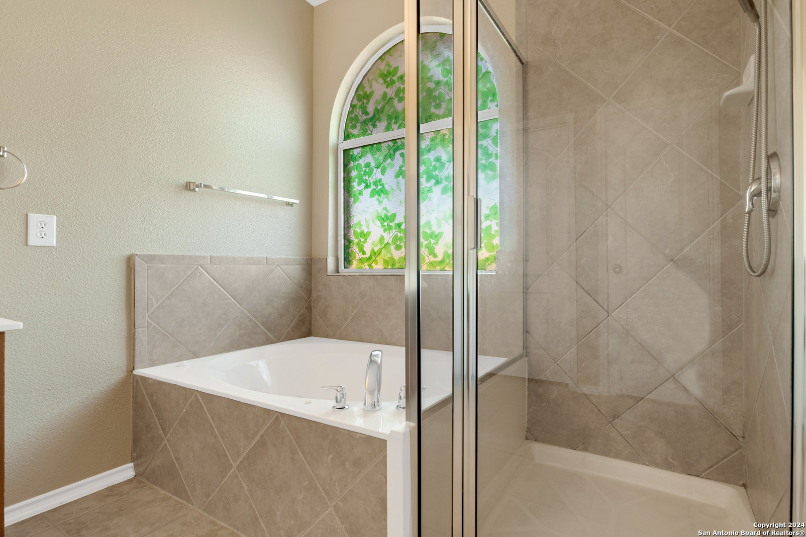 225 Crimson Tree Cibolo, TX 78108 - Photo 25 of 34 a bathroom with a tub and shower