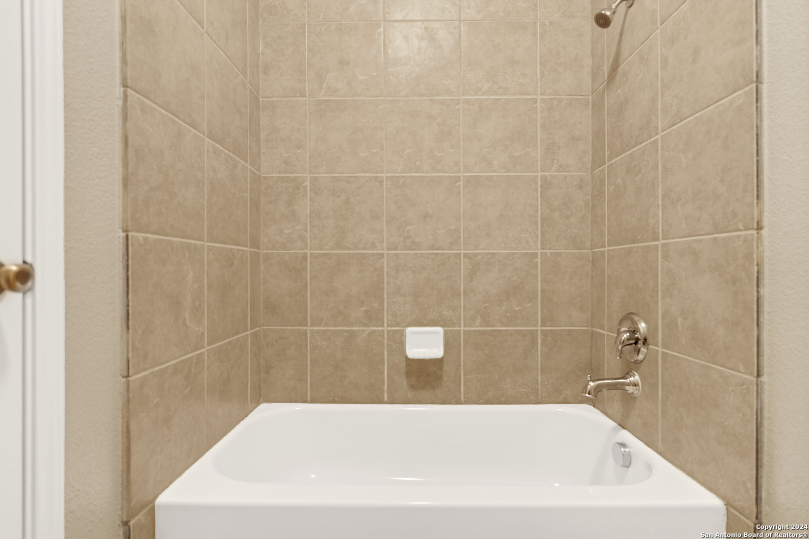 225 Crimson Tree Cibolo, TX 78108 - Photo 29 of 34 a bathroom with a bathtub