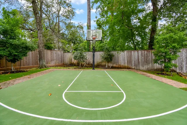a view of a tennis court