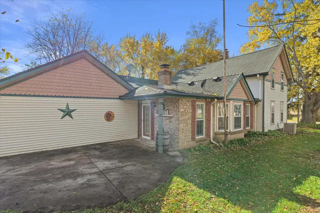 $550,000 | N5724 North Helenville Road, Helenville, WI 53137