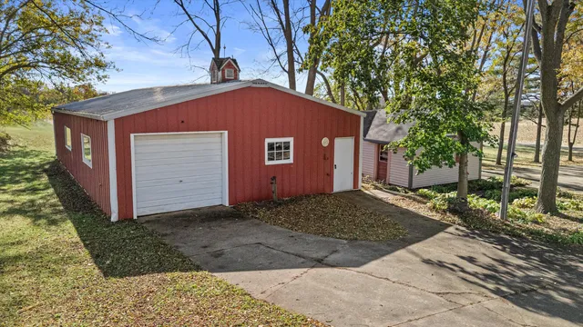 $550,000 | N5724 North Helenville Road, Helenville, WI 53137