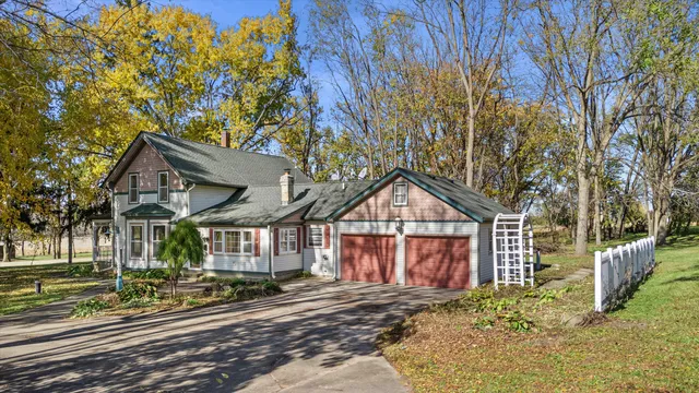 $550,000 | N5724 North Helenville Road, Helenville, WI 53137