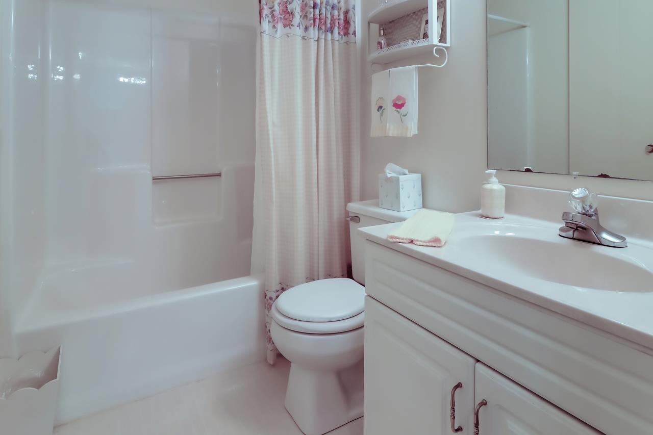 139 West Long Lake Road Traverse City, MI 49685 - Photo 17 of 41 Primary Bath