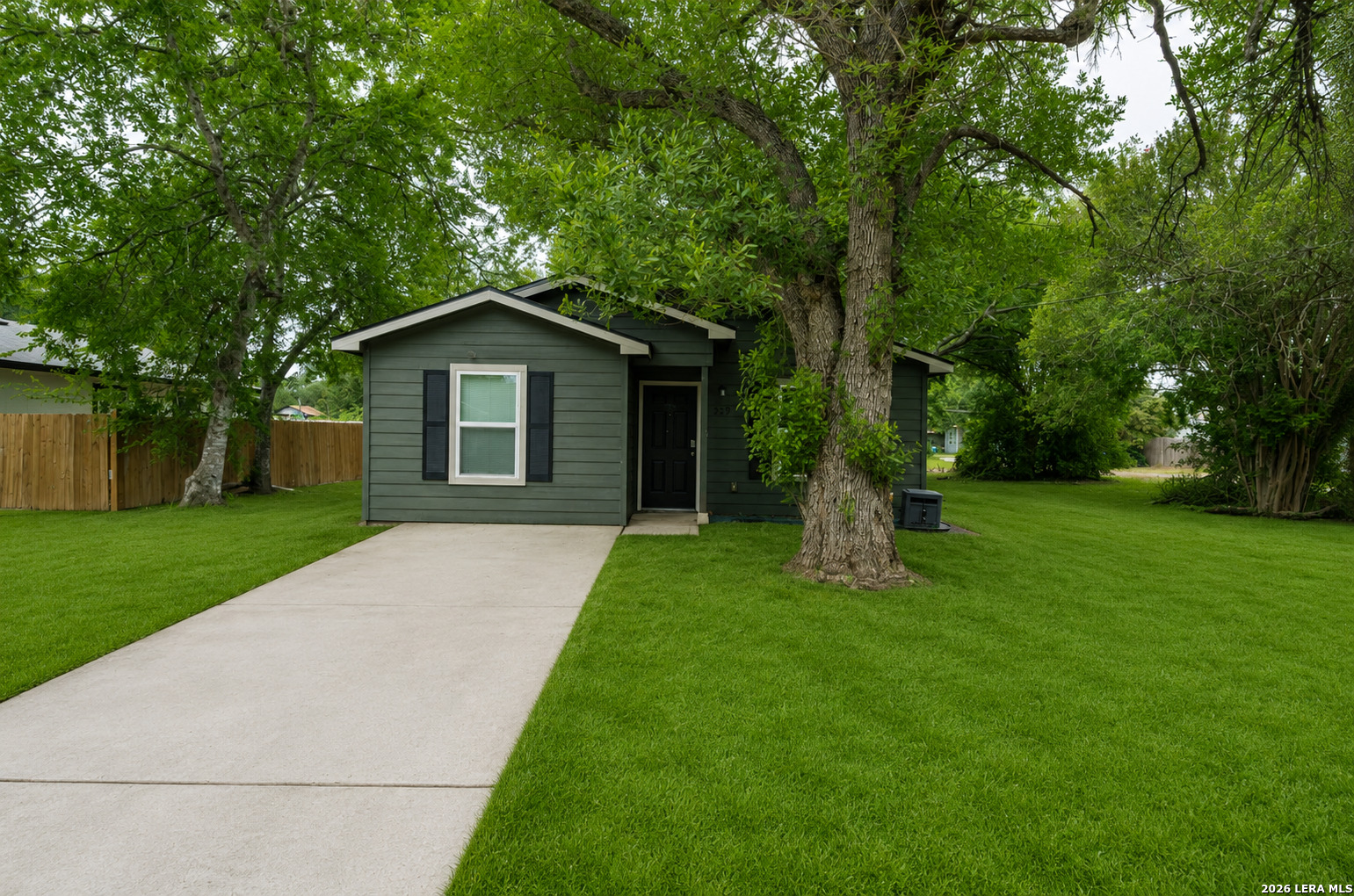 229 Virginia Street Pleasanton, TX 78064 - Photo 2 of 31