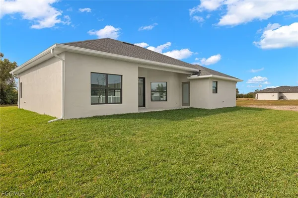 a view of a house with backyard