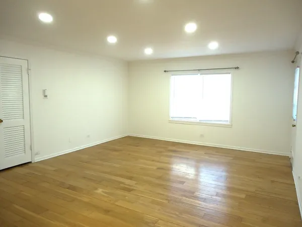 $2,000 | 2818 Dundee Road, Unit 11A, Northbrook, IL 60062