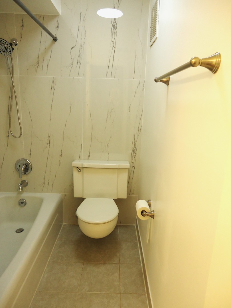 2818 Dundee Road, Unit 11A Northbrook, IL 60062 - Photo 9 of 14