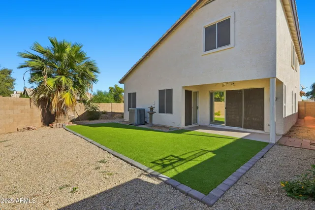 a view of back yard of the house
