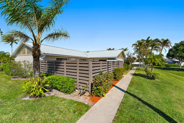 a view of a back yard of the house