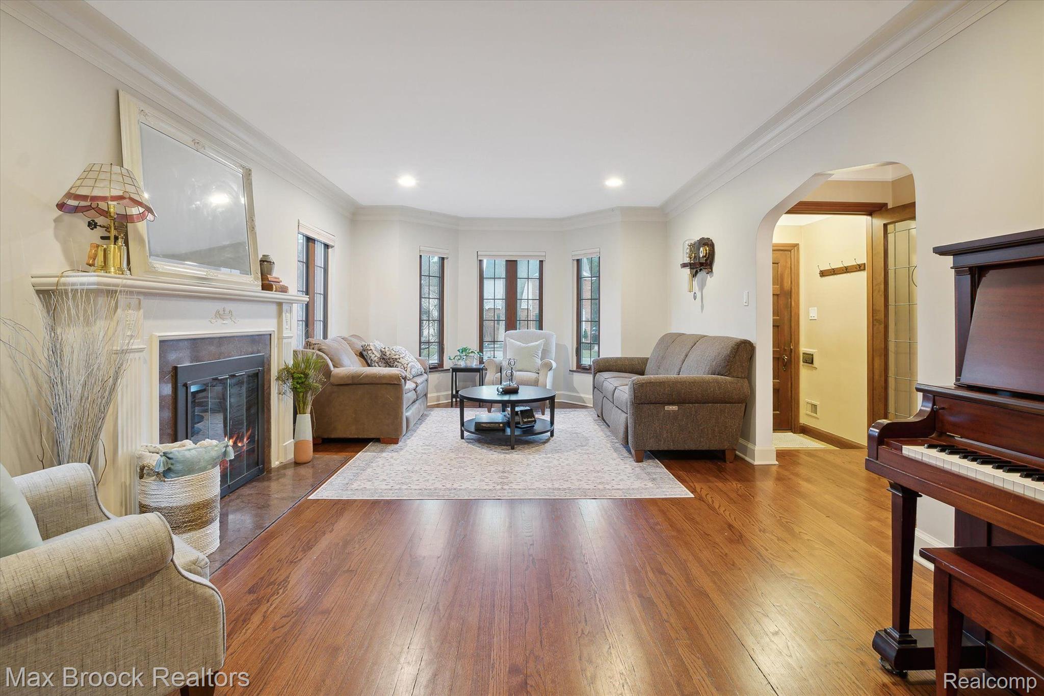 269 Moran Road Grosse Pointe, MI 48236 - Photo 8 of 58 Living Room