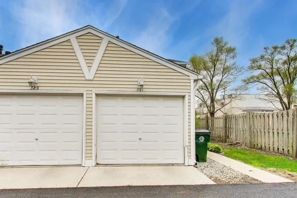 $192,500 | 391 Meadow Green Lane, Round Lake Beach, IL 60073
