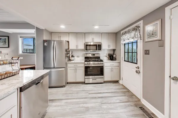 $192,500 | 391 Meadow Green Lane, Round Lake Beach, IL 60073