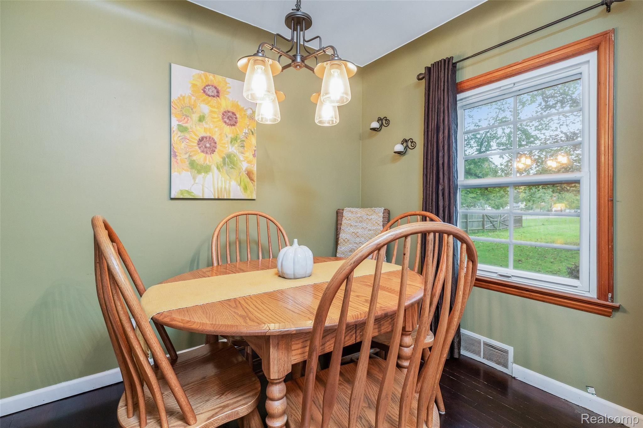 7398 Hatchery Road Waterford, MI 48327 - Photo 14 of 26 Dining room