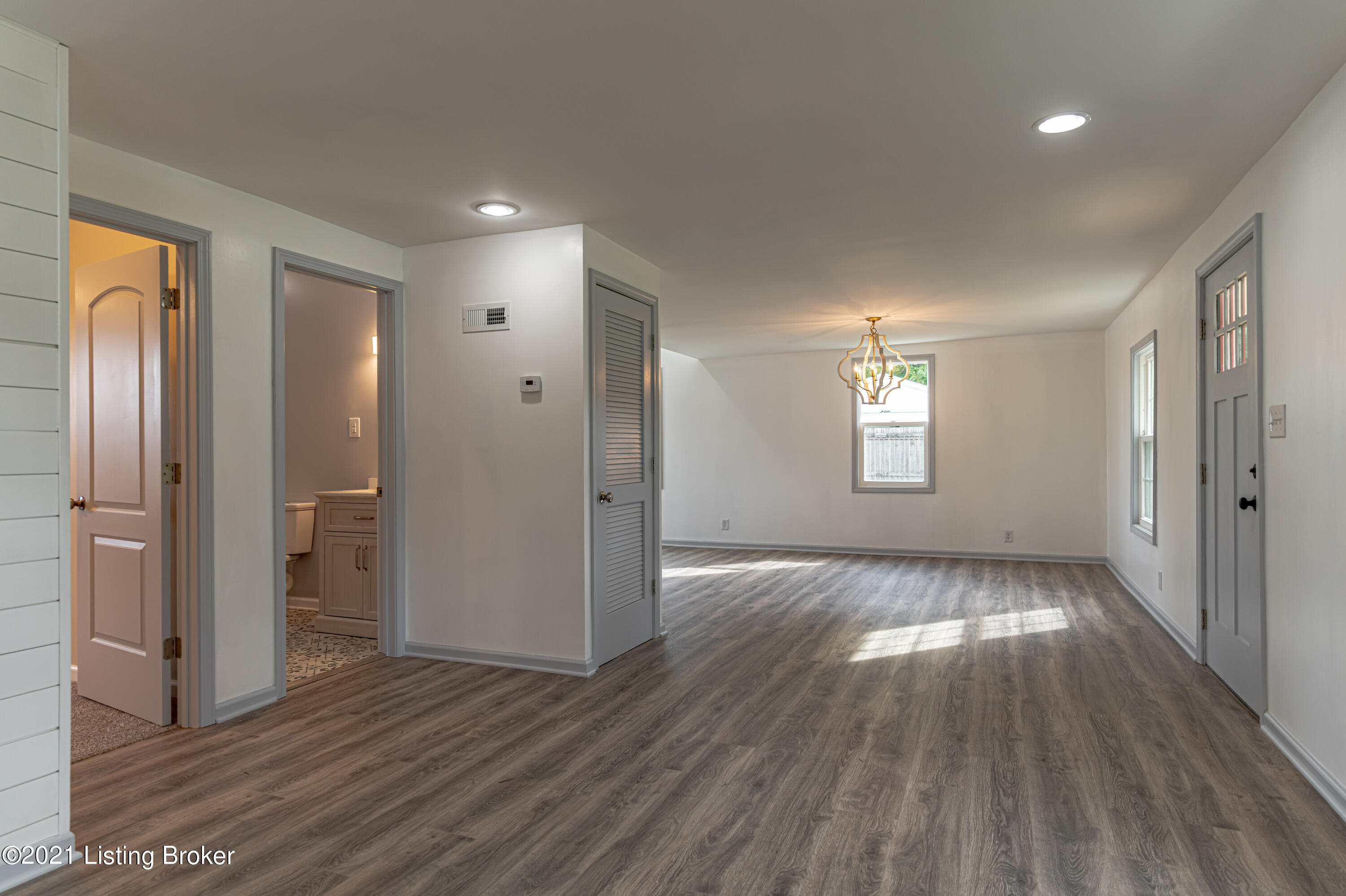 9807 Fairmount Road Louisville, KY 40291 - Photo 5 of 63 DSC05687