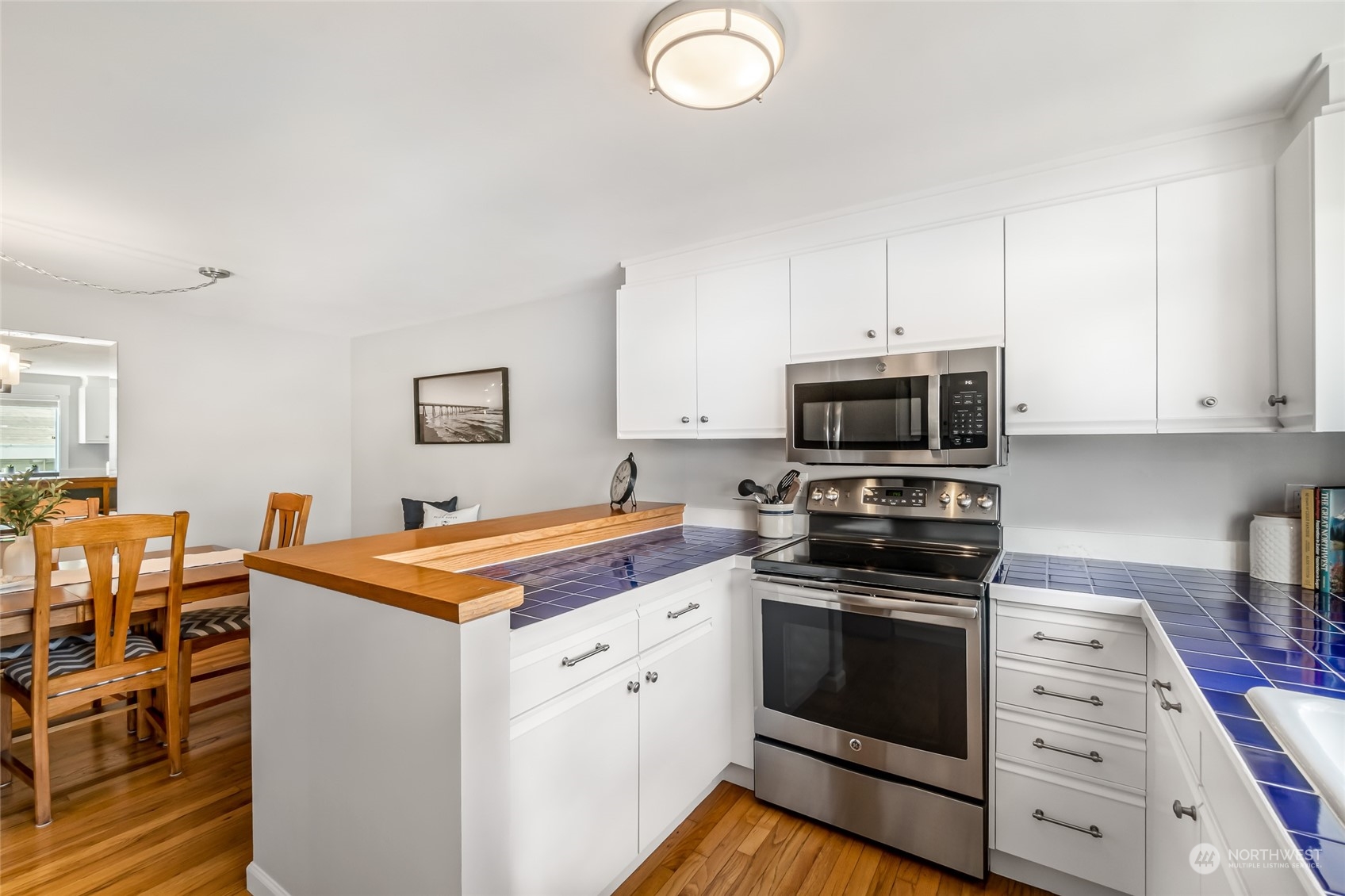 611 Bell Street, Unit 2 Edmonds, WA 98020 - Photo 8 of 37 Gallery Image 8