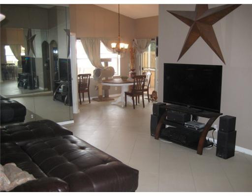10744 Oak Lake Way Boca Raton, FL 33498 - Photo 4 of 25 Living Room
