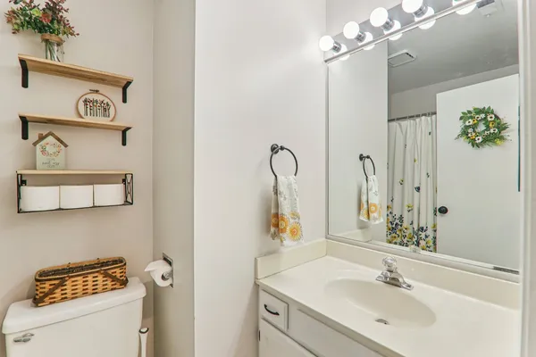$299,000 | 974 Westchester Circle, Schaumburg, IL 60193