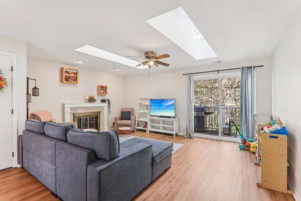 $299,000 | 974 Westchester Circle, Schaumburg, IL 60193