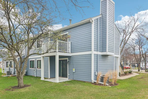 $299,000 | 974 Westchester Circle, Schaumburg, IL 60193