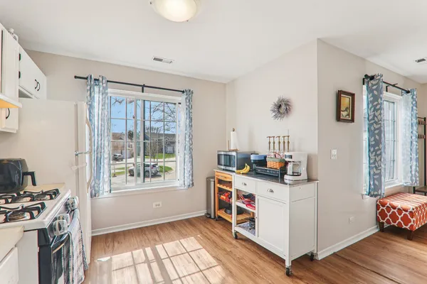 $299,000 | 974 Westchester Circle, Schaumburg, IL 60193