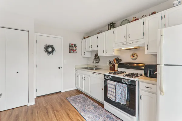 $299,000 | 974 Westchester Circle, Schaumburg, IL 60193